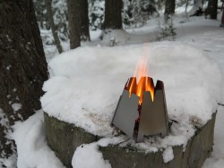 vargo_titanium_folding_wood_stove_ultralight_sticks_hot-2
