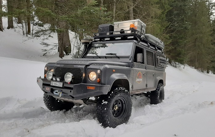 overlanding range rover in snow