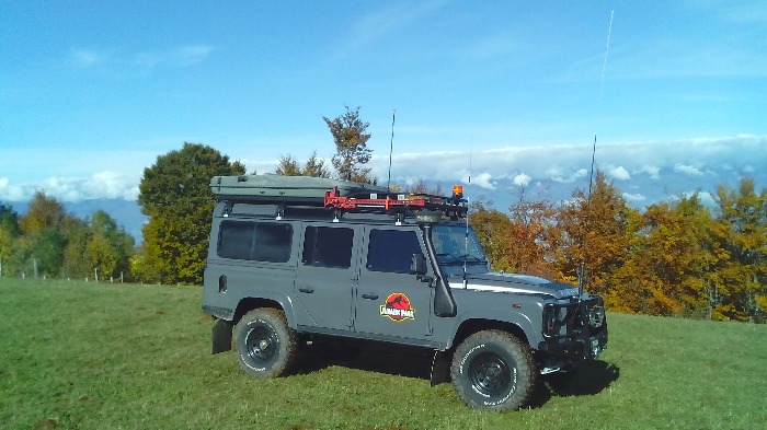 overlanding vehicle with antennas