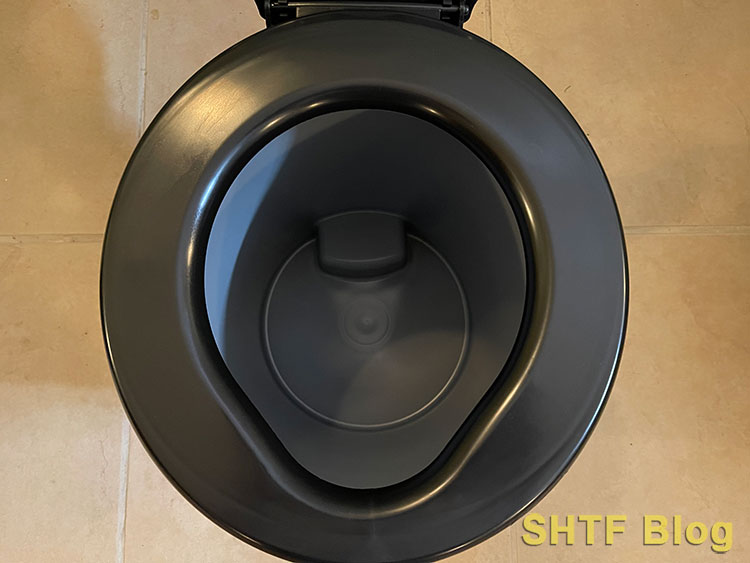 toilet seat of luggable loo